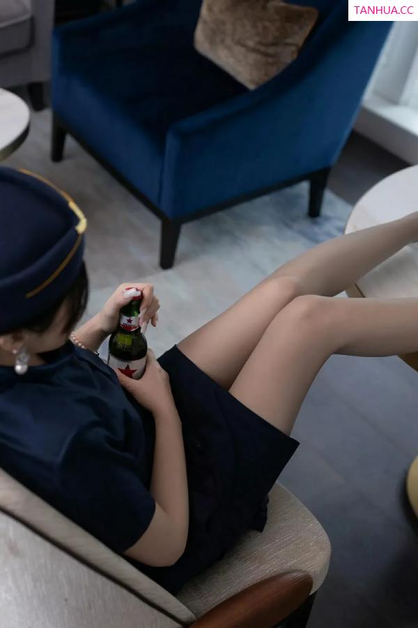 鱼子酱fish  [XiuRen]高清写真图 2025.04.11 No.10142 鱼子酱Fish 空姐制服第11张图片